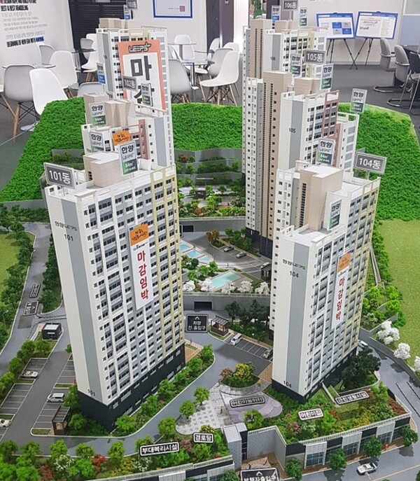 SM스틸 건설부문이 시행·시공해 광주광역시 동구 산수동 산 67-23번지 일원에 공급하는 '무등산 경남아너스빌 디원'은 한국건설의 주택도시보증공사(HUG) 보증사고 현장을 SM스틸이 공매를 통해 인수해 분양에 나선 현장이다. 사진은 보증사고가 나기 전 한국건설이 분양할 당시 '무등산 한국아델리움 더힐 2단지'의 단지모형