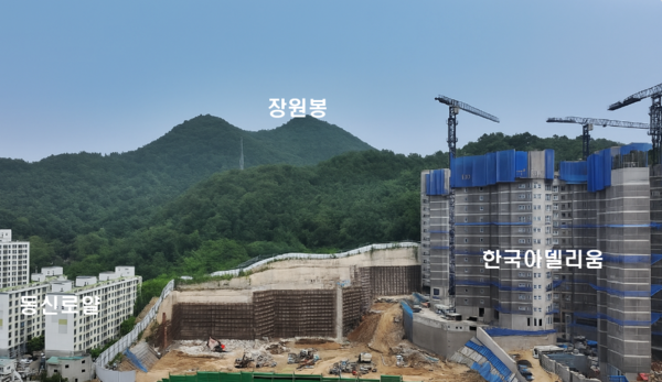 SM스틸이 광주 동구 산수동 산 67-23번지 일원에 시공 중인 '무등산 경남아너스빌 디원'의 건설현장. 이 단지는 동쪽 무등산 방향 절개지의 표고가 120m, 서쪽 표고가 80m로 동쪽에 들어서는 103동과 105동의 중저층은 채광과 조망의 제한을 받을 전망이다.