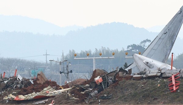 지난해 전남 무안군 무안국제공항 활주로 인근의 방위각 시설(로컬라이저)이 제주항공 여객기와 충돌 여파로 파손돼 있는 모습. 연합뉴스