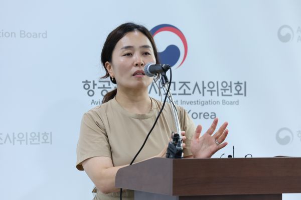지난 19일 무안국제공항 관리동 3층에서 열릴 예정이었던 12·29 제주항공 여객기 참사 엔진 정밀조사 결과 브리핑이 취소된 후 김유진 유가족 대표가 입장을 밝히고 있다. 연합뉴스