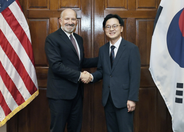 김정관 산업통상자원부 장관은 24일(현지시간) 오전 11시 30분 미국 워싱턴 DC 상무부 회의실에서 하워드 러트닉 미 상무부 장관과 면담을 갖고, 한미 관세협상 진전과 산업 분야 협력 강화방안을 논의했다. 연합뉴스 제공.