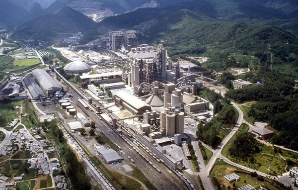 쌍용C&E가 사모펀드 운용사 한앤컴퍼니와 계열 투자사들과 함께 희망브리지 전국재해구호협회에 수해복구 성금 20억원을 기부했다. 사진은 쌍용C&E 동해공장 전경. 쌍용C&E 제공