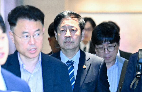 한미 간 '2+2 통상협상'을 위해 미국으로 출국하려던 구윤철 부총리 겸 기재부 장관이 24일 인천국제공항 제2터미널을 굳은 표정으로 나서고 있다. 연합뉴스. 