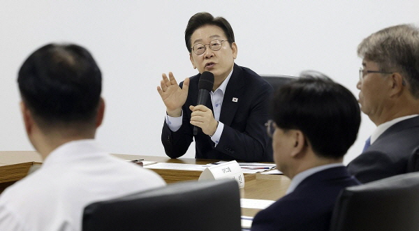 이재명 대통령이 25일 경기 시흥시 SPC 삼립 시흥 공장에서 열린 산업재해 근절 현장 노사간담회에서 허영인 SPC그룹 회장에게 근로자 노동 환경 등에 대해 질문하고 있다. 연합뉴스