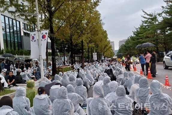 2023년 9월15일 교원들이 대전시교육청 동문 옆 보라매 공원에서 열린 '故 용산초 선생님' 추모제에 참석하고 있다. 최미자 기자 (자료사진)