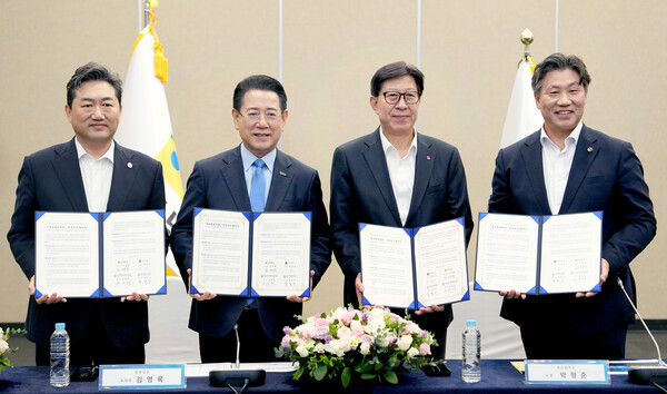 김영록 전라남도지사가 25일 오후 부산벡스코에서 ‘국립목포해양대-국립한국해양대 글로컬대학 지정’을 위한 글로컬대학 비전 및 혁신전략 보고회에서 부산시, 국립목포해양대, 국립한국해양대와 글로컬대학 MOU를 체결하고 있다. (왼쪽부터 한원희 목포해양대학교 총장, 김영록 전남도지사, 박형준 부산광역시장, 류동근 한국해양대학교 총장)/전남도