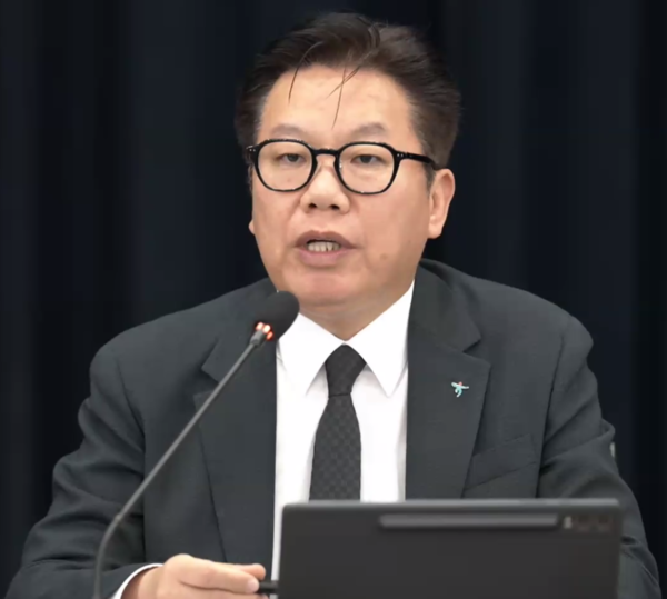                     25일 컨콜에서 답하는 박종무 하나금융 CFO.  실적설명회 동영상 캡처.