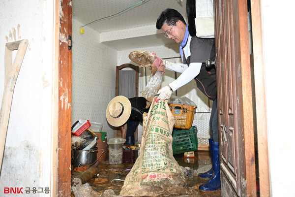 수해 피해 가정을 방문, 복구활동에 나선 빈대인 회장. BNK금융 제공.