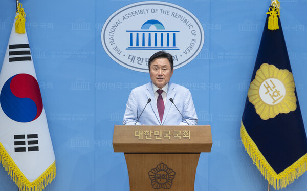 최인호 전 더불어민주당 의원(부산시당 시정평가 대안 특별위원회 위원장)이 27일 국회에서 현대건설 한남동 대통령 공관 뇌물 공사 및 가덕도 신공항 수주 의혹을 주장하는 기자회견을 하고 있다. 연합뉴스. 