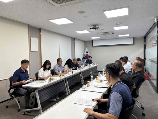 NH농협은행 밀양시지부에서 지역 농업인의 소득증대와 농축산업 경쟁력 강화를 위한 ‘2026년도 지자체 협력사업 발굴간담회’를 개최하고 있다.