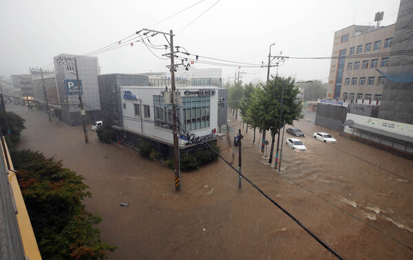 지난 17일 시간당 86mm의 폭우로 북구청사 앞 도로가 침수돼 지나가던 차량이 물에 잠겨 고립돼 있다./북구