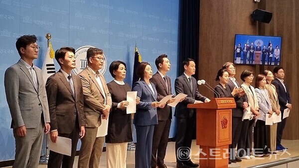 국회 과학기술정보방송통신위원회 더불어민주당 위원의 기자회견. 설인호 기자.