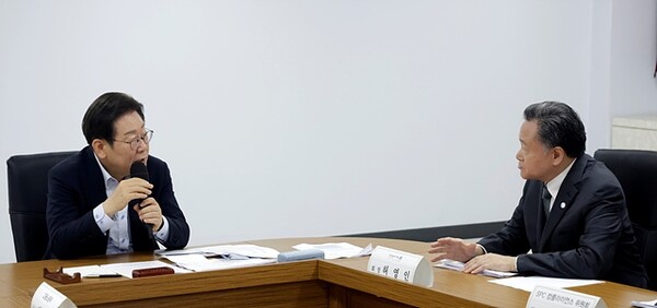 이재명 대통령(왼쪽)이 25일 경기 시흥시 SPC 삼립 시흥 공장에서 열린 산업재해 근절 현장 노사간담회에서 허영인 SPC그룹 회장에게 근로자 노동 환경 등에 대해 질문하고 있다. 연합뉴스