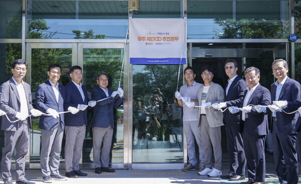 강기정 시장이 28일 광주기후에너지진흥원에서 고상연 원장 등 내빈들과 '광주 RE100 추진본부' 현판 제막을 하고 있다./광주시