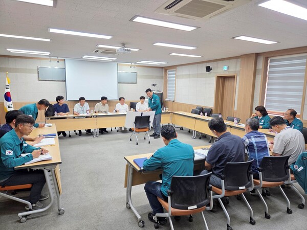 함양군이 집중호우 피해 복구를 위한 중앙합동 조사를 진행하며 대책을 논의하고 있다. ⓒ함양군