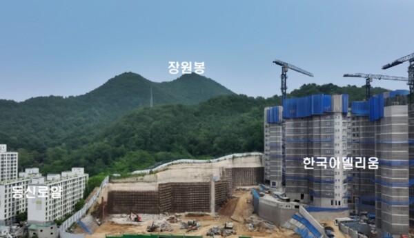 SM스틸이 광주 동구 산수동 산 67-23번지 일원에 시공 중인 '무등산 경남아너스빌 디원'의 건설현장. 이 단지는 동쪽 무등산 방향 절개지의 표고가 120m, 서쪽 표고가 80m로 동쪽에 들어서는 103동과 105동의 중저층은 채광과 조망의 제한을 받을 전망이다. 청약홈은 이 단지 특별공급 결과, 164가구 모집에 2명이 신청했다고 밝혔다.