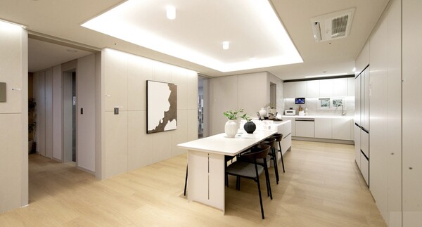 SM스틸 건설부문이 시행·시공해 광주광역시 동구 산수동 산 67-23번지 일원에 공급하는 '무등산 경남아너스빌 디원'의 주방. SM스틸 제공