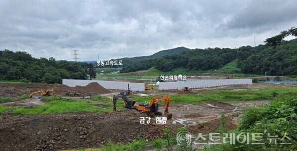 금강주택이 군포 대야미 택지개발지구(군포시 속달동 90-3번지)에 공급하는 '대야미역 금강펜테리움 레이크포레' 건설현장. 청약홈은 28일 이 단지 특별공급에서 평균 0.82 대 1의 경쟁률을 기록했다고 밝혔다. 김태현 기자