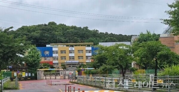 '대야미역 금강펜테리움 레이크포레'는 숲세권에 도보 통학권 유치원과 초등학교, 중학교가 신설 예정이나, 입주 시기에 지어지지 못할 경우 입주자 자녀는 직선거리 450m에 위치한 대야미초등학교(사진)에 다녀야 한다. 김태현 기자