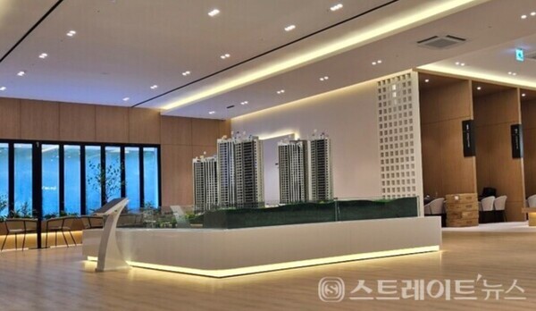 '대야미역 금강펜테리움 레이크포레'의 견본주택 내 모형. 김윤미 기자