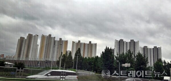 금강주택이 군포 도마교동에 분양한 입주 7년 차 '군포 금강센트리움 센트럴파크'. 비역세권인 이 단지의 84㎡형 실거래가는 6억3000만원 내외다. 같은 형의 분양가가 7억원 내외로 2027년 말 입주 예정인 '대야미역 금강펜테리움 레이크포레'의 분양가가 비싼 게 아니라 합리적이고 가성비 '갑'이라는 현지 평가는 군포와 안양, 안산 등 주변 시세보다 저렴해서다. 김태현 기자