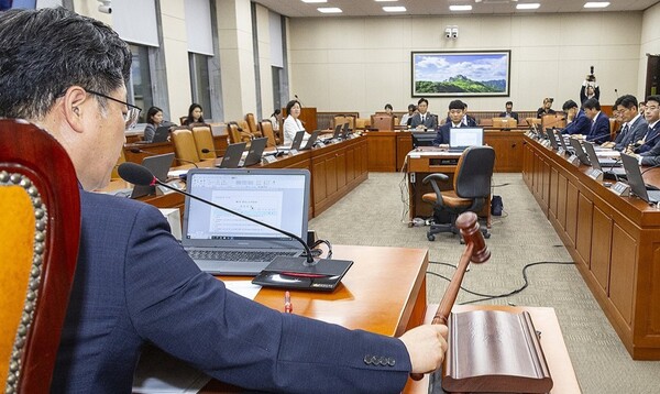 노란봉투법(노조법 2.3조)가 지난 28일 오후 국회 환경노동위원회에서 통과되고 있다. 연합뉴스.