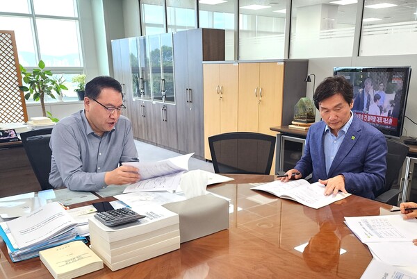 조현일 경북 경산시장은 내년도 국비 확보를 위해 두 차례 기획재정부를 방문해 지역 핵심 현안 사업에 대한 필요성과 당위성을 설명하고 적극적인 국비 지원을 요청했다.(사진=경산시)