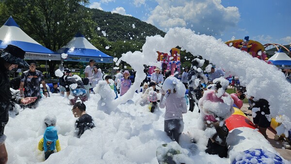 어린이들이 의령군민공원 물놀이장에서 버블 체험을 즐기고 있다. ⓒ의령군