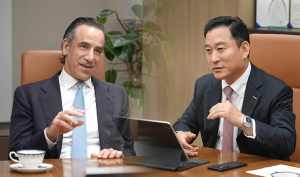 김성환 사장(우측)과 뮤지니치앤코(Muzinich & Co)의 저스틴 뮤지니치사장. 한국투자증권 제공.