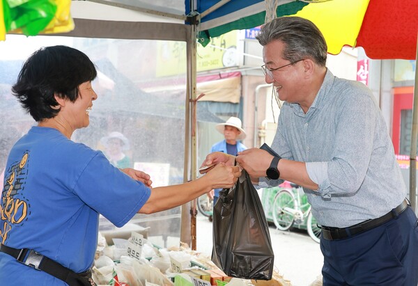정용래 유성구청장이 29일 유성시장에서 민생 회복 소비 쿠폰으로 장을 보고 있다. 유성구 제공.
