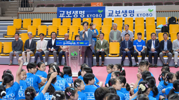29일 경북 상주시 실내체육관에서 꿈나무와 소통하는 유남규 대한탁구협회 부회장. 교보생명 제공.