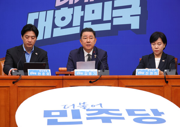 김병기 당 대표 직무대행 겸 원내대표가 30일 서울 여의도 국회에서 열린 최고위원회의에서 발언하고 있다. 연합뉴스. 