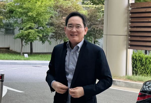 이재용 삼성전자 회장이 29일 서울 강서구 서울김포비즈니스항공센터(SGBAC)를 통해 워싱턴으로 출국하고 있다. 연합뉴스