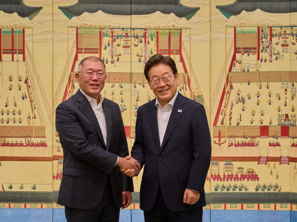 정의선 현대자동차 회장은 30일 워싱턴 DC를 향해 출발한다. 사진은 지난 14일 이재명 대통령이 서울 한남동 관저에서 정의선 현대차그룹 회장과 만찬 간담회에서 악수하는 모습. 대통령실 제공