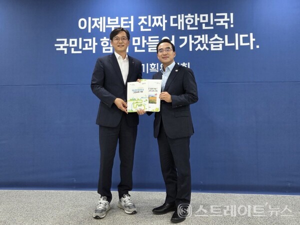 국정기획위원회 지역현안 건의(좌측 우승희 영암군수, 박홍근 위원)