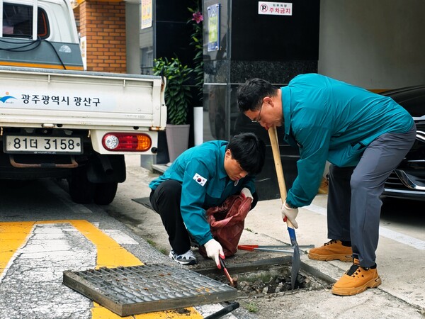 광산구청 하수도 준설원들이 장마를 대비해 빗물받이에 쌓인 오염물을 제거하고 있다./광산구