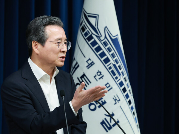 김용범 대통령실 정책실장이 31일 서울 용산 대통령실 청사에서 한미 관세 협상 타결 브리핑 후 기자들의 질문을 받고 있다. 연합뉴스. 