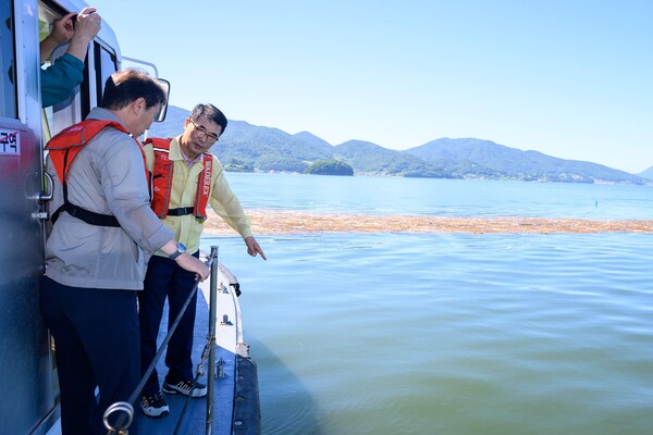 장충남 남해군수(오른쪽)가 해양 부유쓰레기 유입 현장을 점검하고 있다. ⓒ남해군