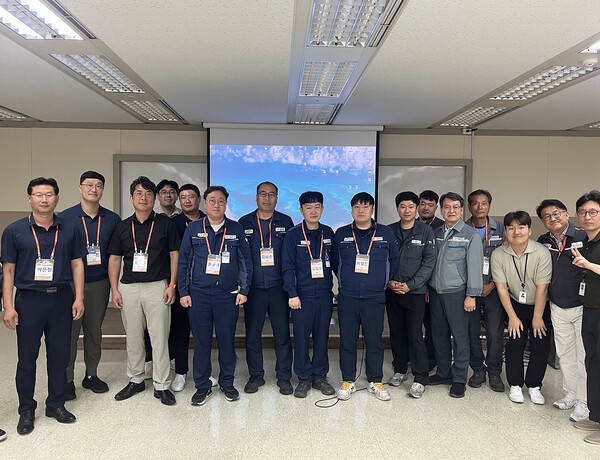 한화오션과 참여한 협력사 임직원들이 TOP 상생협력 활동에 대한 교육을 마치고 기념촬영을 하고 있다. 한화오션 제공