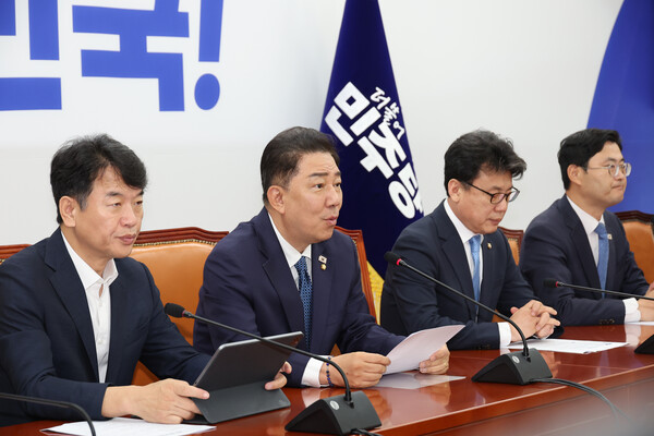 더불어민주당 김병기 당대표 직무대행 겸 원내대표가 31일 서울 여의도 국회에서 열린 정책조정회의에서 발언하고 있다. 연합뉴스. 