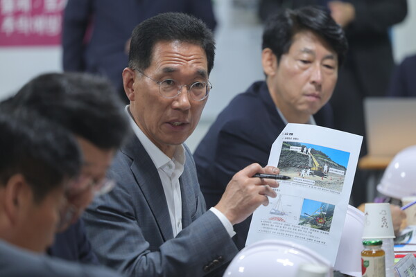 더불어민주당 '산업재해예방 태스크포스' 단장인 김주영 의원이 31일 오전 포스코이앤씨의 경남 함양울산고속도로 의령나들목 공사 현장사무소에서 사고 관련 내용을 질의하고 있다. 연합뉴스. 