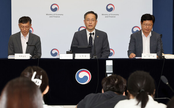 이형일 기획재정부 1차관(가운데)이 지난 29일 정부세종청사 민원동 브리핑실에서 2025 세제 개편안 상세 브리핑을 하고 있다. 연합뉴스. 