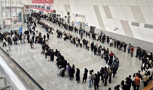 한국토지주택공사(LH)가  킨텍스 제2전시장에 마련한 고양 창릉지구 본청약 견본주택 방문객 대기줄.(LH)