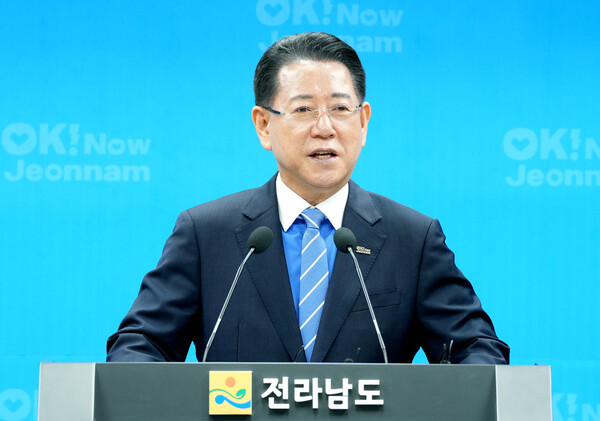 김영록 지사가 11일 오전 도청 브리핑룸에서 ‘이재명 정부의 획기적 RE100 산업단지 정책 환영문’을 발표하고 있다.사진/전남도