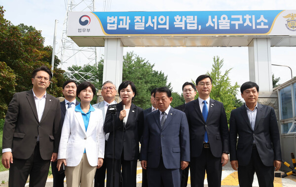 더불어민주당 '3대특검(내란·김건희·순직해병) 종합대응 특별위원회'가 31일 윤석열 전 대통령이 수감된 경기 의왕 서울구치소 앞에서 브리핑을 하고 있다. 연합뉴스. 