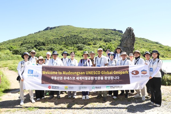 유네스코 세계지질공원 실사단이 지난 7월 29일 무등산 장불재를 방문해 현장실사를 진행했다./광주시