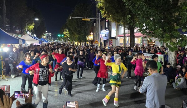 지난해 무등시장 군분로에 마련 야시장 노천 무대에서 방문객들이 흥겨운 춤사위를 뽐내고 있다./남구