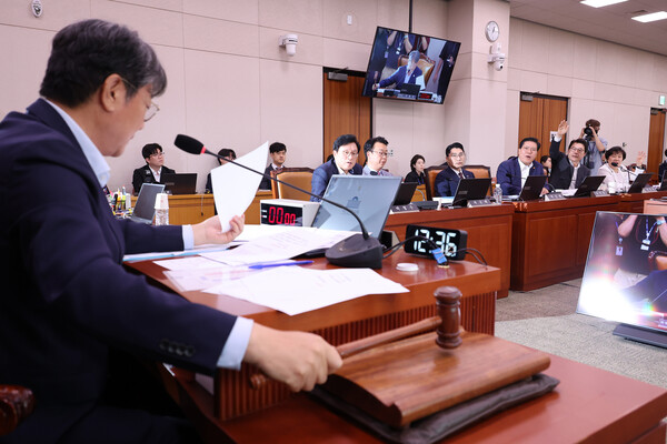 1일 서울 여의도 국회에서 열린 법제사법위원회 전체회의에서 이춘석 위원장이 노조법 2·3조 개정안(노란봉투법)을 통과시키고 있다. 연합뉴스. 