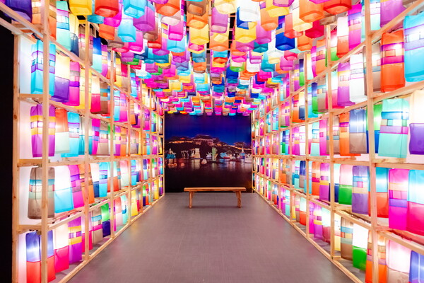 진주실크등 터널이 필리핀 주재 한국문화원 전시장에서 은은한 빛으로 관람객을 맞이하고 있다. ⓒ진주시