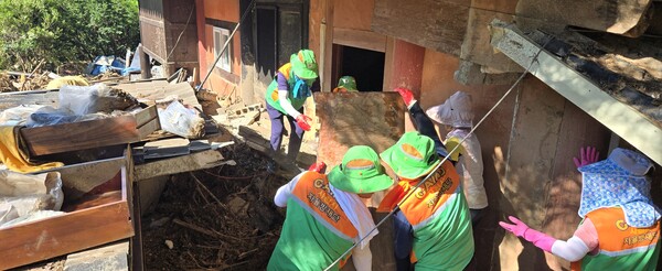 사천시 지역자율방재단 단원들이 산청군 신안면 관음사에서 수해복구 봉사활동을 하고 있다. 사천시 지역자율방재단 단원들이 산청군 신안면 관음사에서 집중호우로 인한 토사를 제거하고 있다. ⓒ사천시